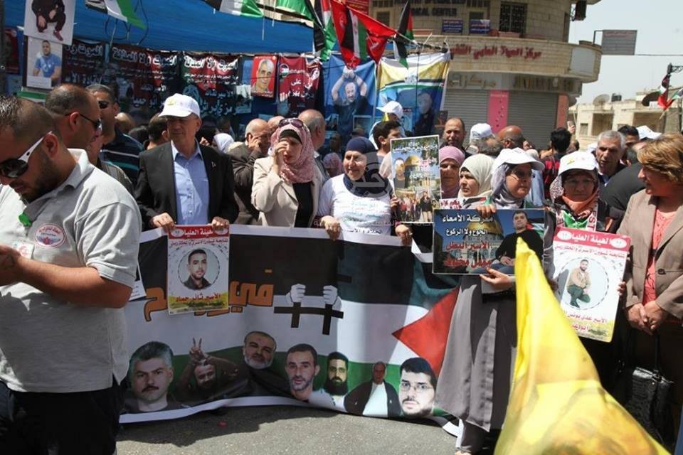 بالصور: مسيرات حاشدة تجوب شوراع رام الله دعماً للأسرى