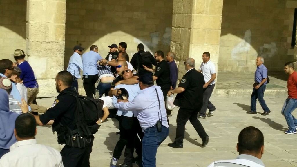 مستوطنون يعتدون على أطفال مقدسيين وسط نشوب المواجهات
