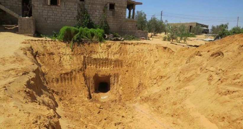 بالصور: الجيش المصري يدمر نفقاً على حدود القطاع