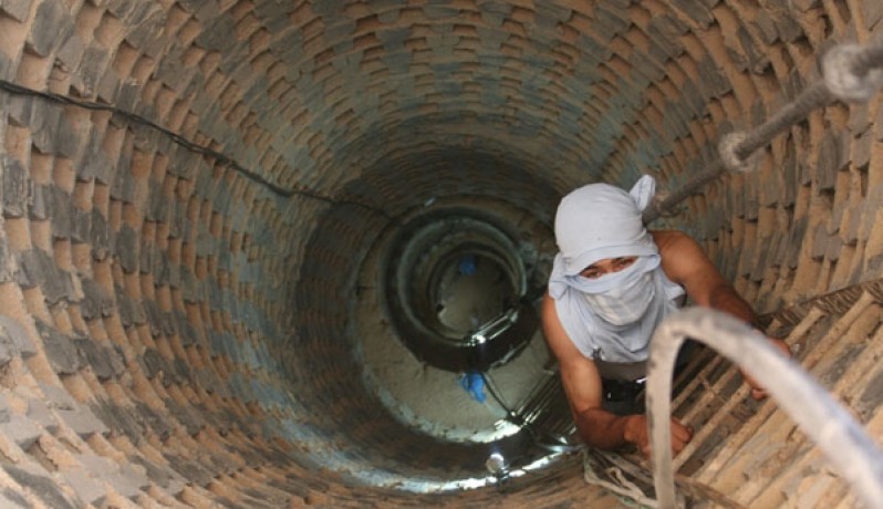 أثناء عملهم بالأنفاق التجارية