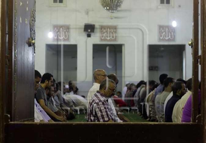 ما حكم المرور بين المصلين بعد بدء الصلاة؟