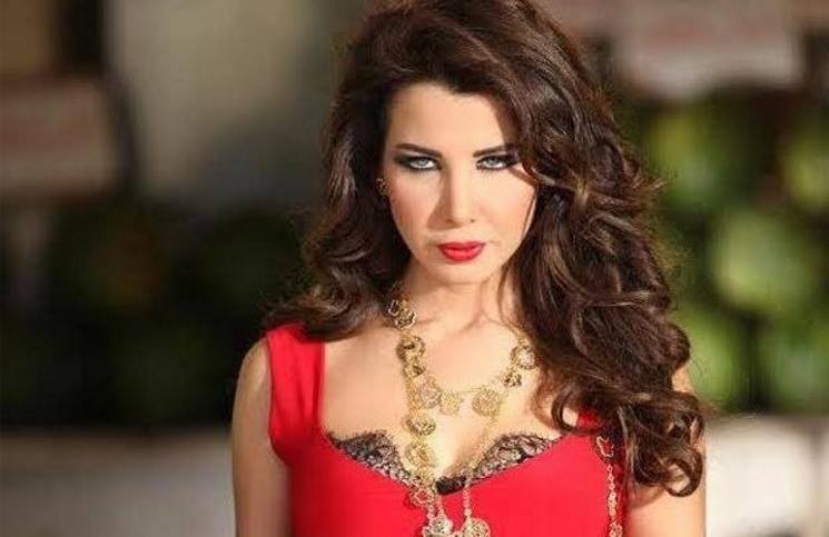 هذا الفنان يغازل نانسي عجرم علناً في شوارع دبي