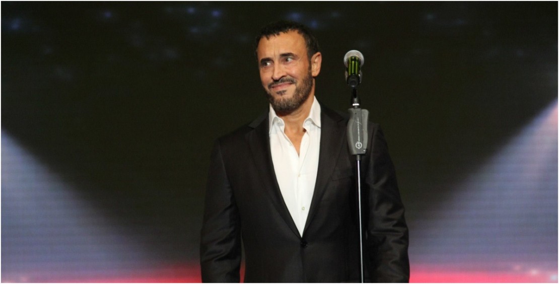 شاهدوا : ردُّ فعل كاظم الساهر لحظة سقوط مُعجبة أمامه على المسرح