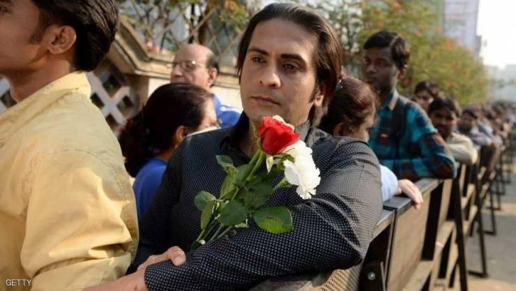 عشاق 'أسطورة بوليوود' يتجمعون خارج منزلها في مومباي