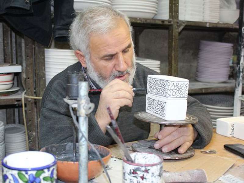 شركة فلسطينية تسمح بإدخال مواد كيماوية لازمة للصناعة 