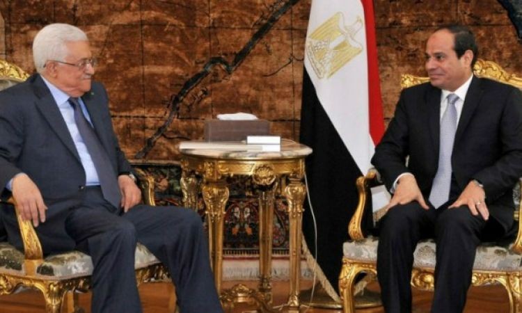 الرئيس عباس يعقد جلسة مباحثات مع نظيره المصري