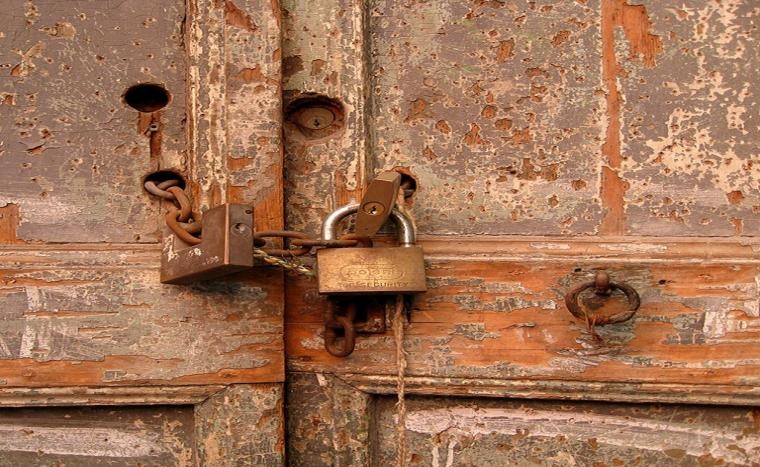 ما حكم إجبار الزوج زوجته على قطع الرحم ؟