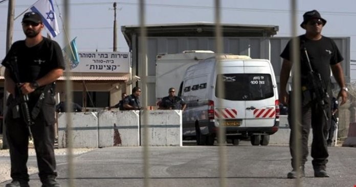 مركز فلسطين: الاحتلال يعتقل 30 أسيرًا معاقًا في سجونه