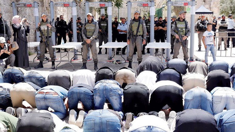 بالفيديو: تسجيل يظهر عملية التفتيش للمصلين بالمسجد الأقصى