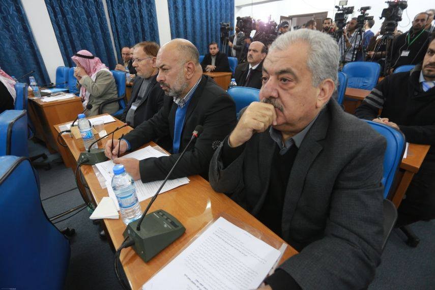 بالفيديو: نواب "فتح" برئاسة دحلان يؤكدون رفضهم قرار الدستورية بحل التشريعي