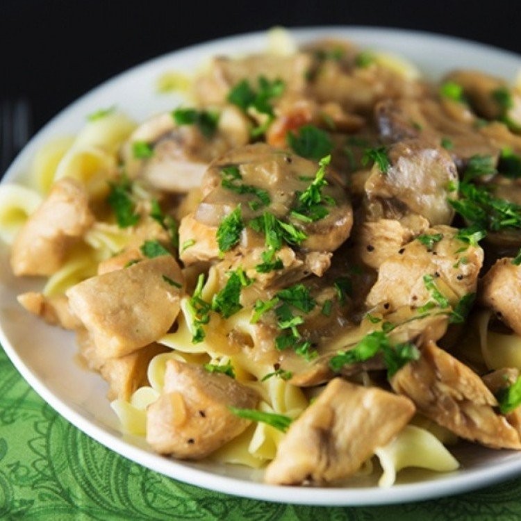 طريقة عمل دجاج ستراغانوف