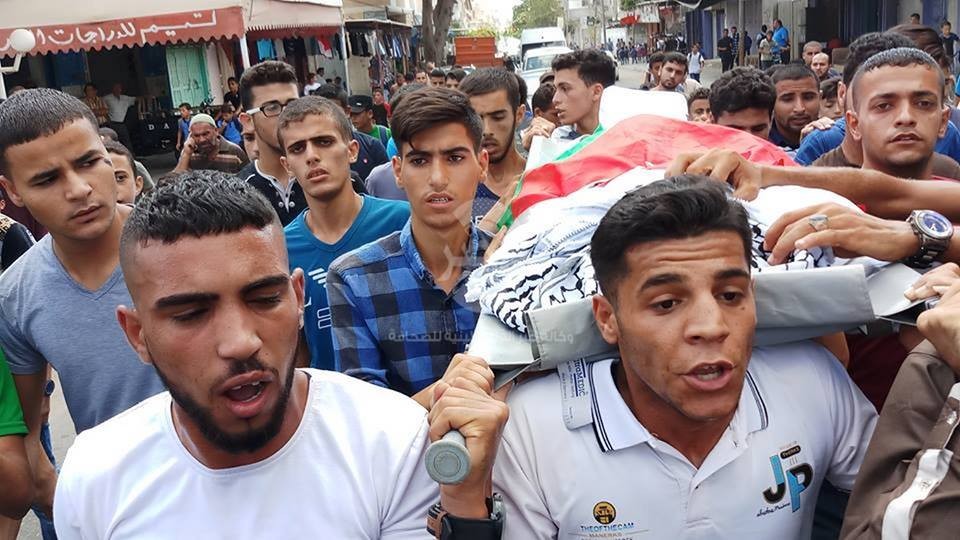 بالفيديو والصور: جماهير "رفح" تُشيّع شهيدي جمعة "عائدون رغم أنفك يا ترامب"