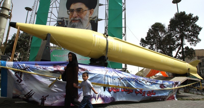 إيران تعرض صاروخاً باليستياً في اليوم الوطني لمقارعة الاستكبار العالمي