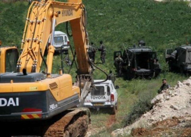 الاحتلال يشرع بشق طريق في أراضي جنوب بيت لحم