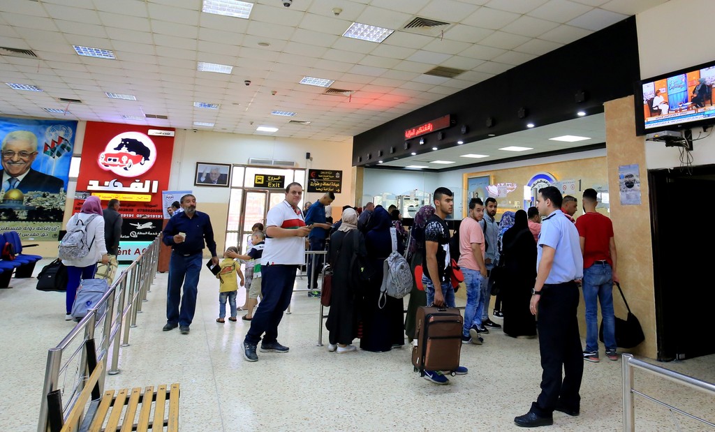 منع "10" مواطنين من السفر عبر الكرامة