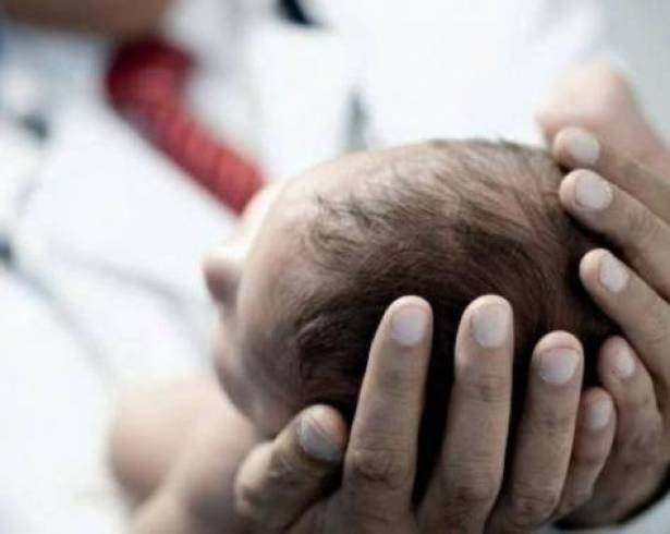 بالصورة: فنان مصري على مشارف الخمسين من عمره يرزق بطفله الأول.. من هو وما اسمه!؟