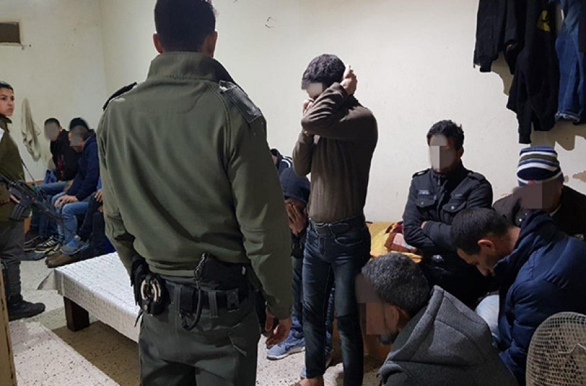 الاحتلال يعتقل 22 عاملاً فلسطينياً بزعم دخولهم إسرائيل دون تصاريح