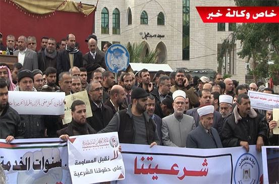 موظفو "غزة" يطالبون حكومة الوفاق بالرحيل.. أو تنفيذ استحقاقات المصالحة