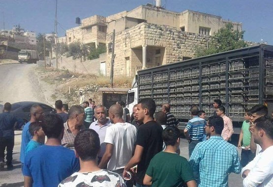 شبان يغلقون شوارع بطولكرم للمطالبة بتصعيد فعاليات التضامن مع الأسرى