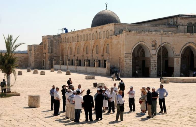 الاحتلال يبعد حارسا عن "الأقصى" لـ 15 يوماً