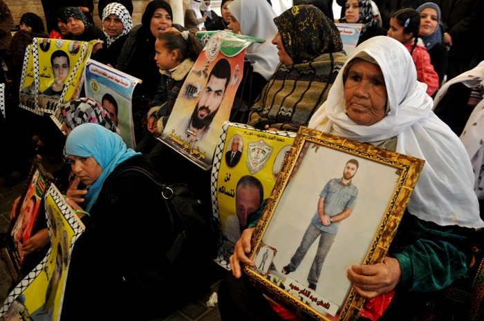 غزة: وقفة احتجاجية لأهالي الأسرى تنديداً بسياسة الاعتقال الإداري