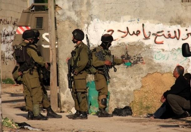 احتجاز عشرات العمال قرب معبر الظاهرية جنوب الخليل