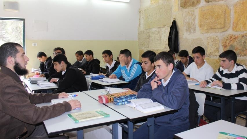 الاحتلال يمنع طلاب مدرسة ثانوية الأقصى الشرعية من دخول مدرستهم بحقائبهم
