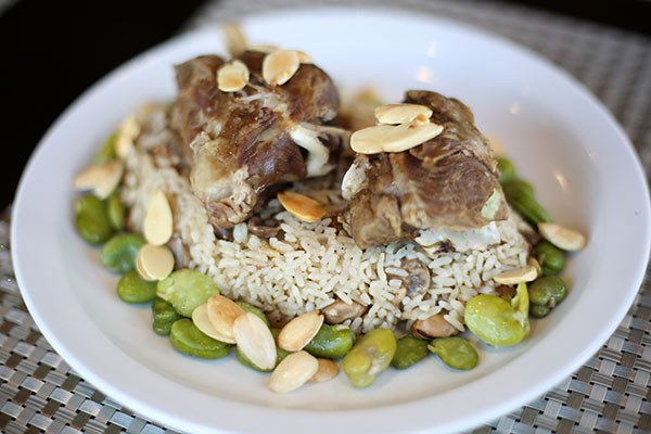 مقلوبة الفول الأخضر باللحمة.. شهية ومفيدة