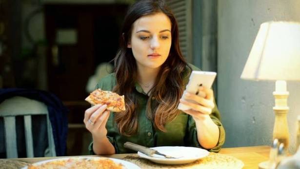 لهذا السبب لا تستخدموا الهاتف أثناء تناول الطعام!