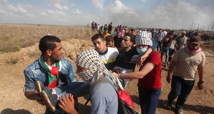 إصابات بالرصاص والاختناق خلال مواجهات في عدة مواقع في قطاع غزة